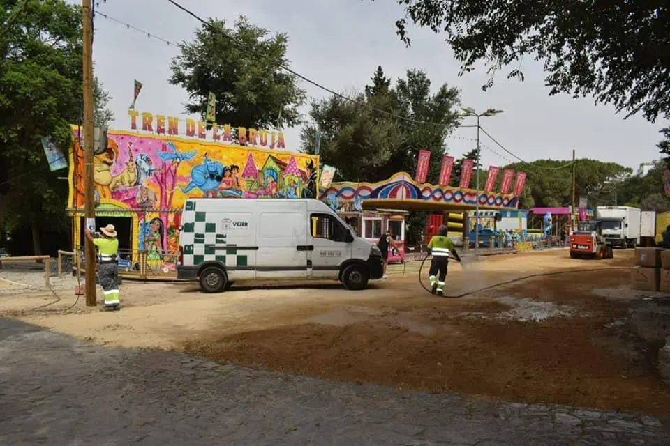 Ultimando los detalles de las atracciones de feria en Vejer. - 