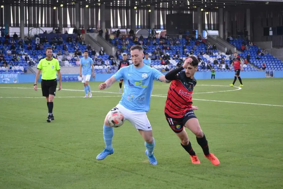 Jugadores del Ciudad de Lcuena y Salerm Puente Genil disputando un bal&oacute;n la pasada temporada - 