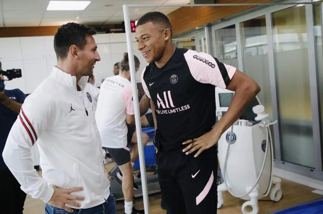 Bienvenida a Leo Messi de Mbapp&eacute;. - Twitter Mbapp&eacute; 