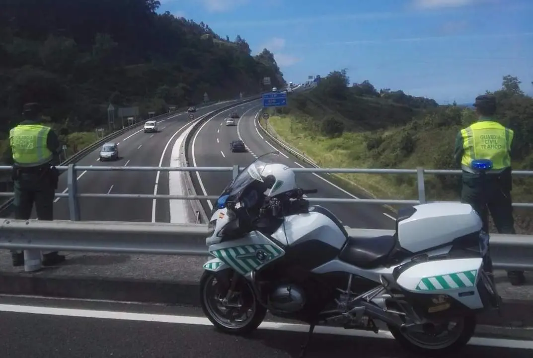 Imagen de archivo de la Guardia Civi de Tr&aacute;fico en una carretera  - EP