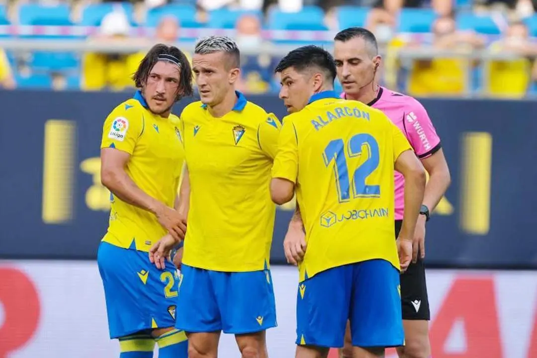 Salvi- en el centro- junto a Espino y Alarc&oacute;n - Laligasantander
