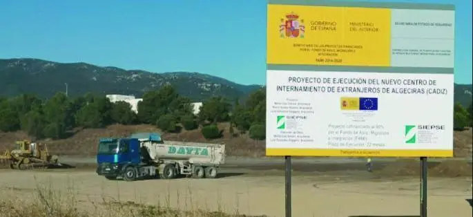 Un cami&oacute;n removiendo los terrenos del CIE que se levantar&aacute; junto a la prisi&oacute;n de Botafuegos. - Cedida