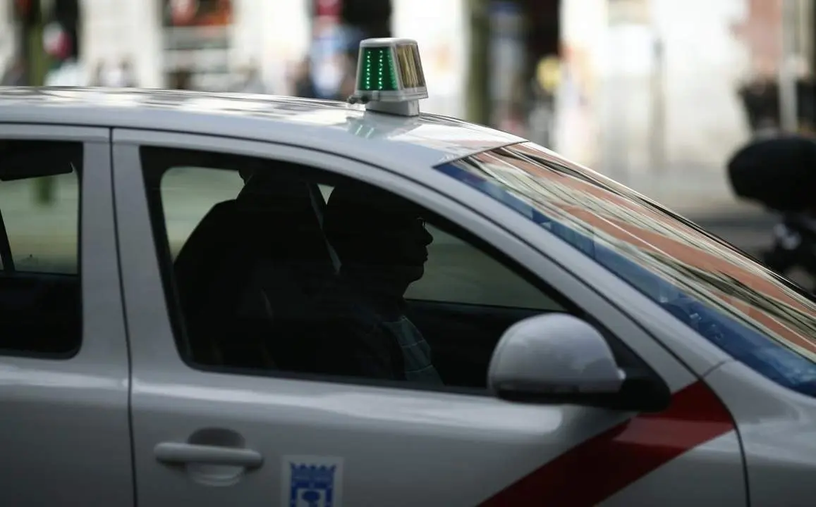 Un conductor circula con su taxi. - EUROPA PRESS