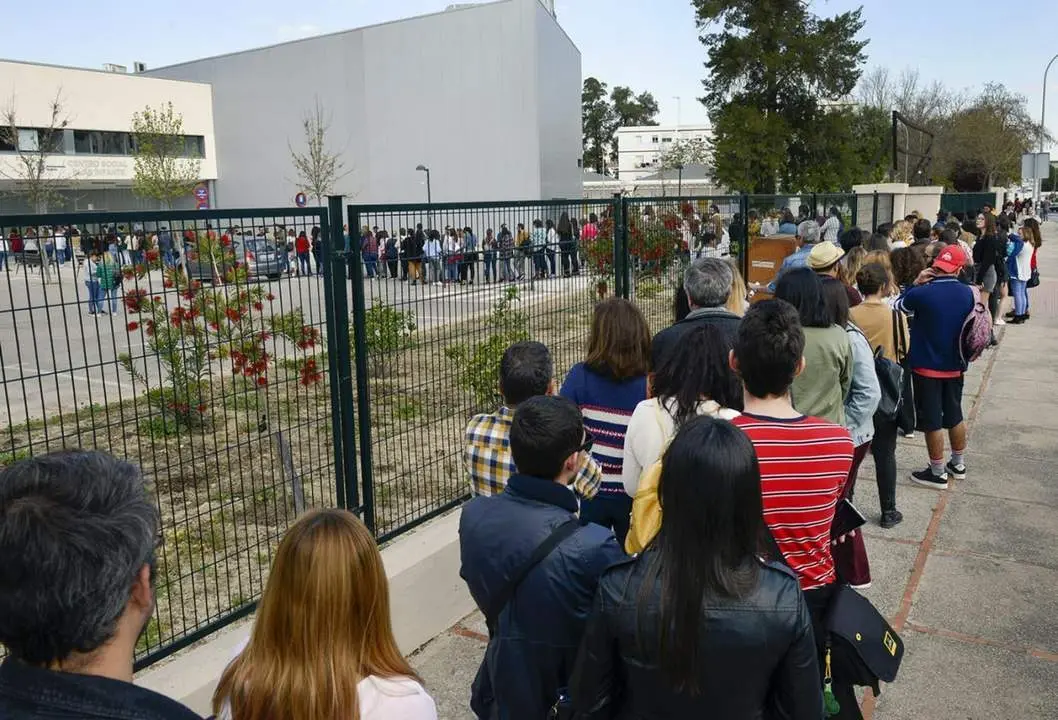Imagen de las colas para el casting de 'El verano que vivimos'.  - jerez.es