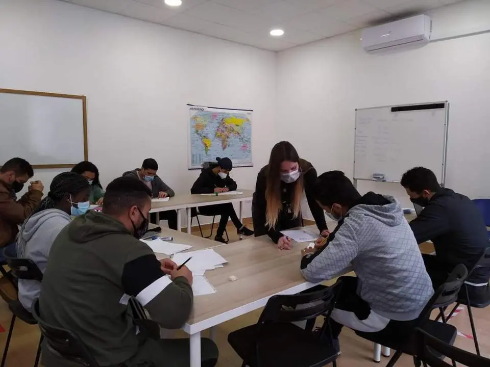 Una voluntaria de Ceain imparte clases de espa&ntilde;ol.  - Andaluc&iacute;a Informaci&oacute;n