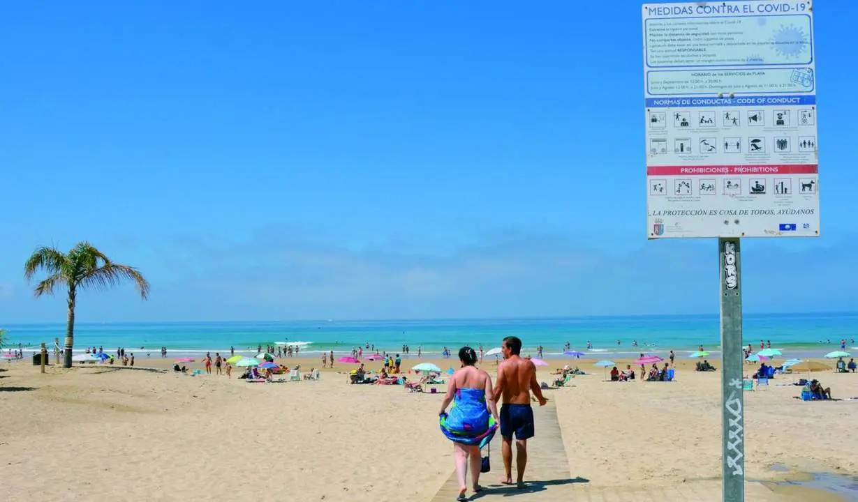 Acceso a una de las playas de Conil, La Fontanilla. - G.L&oacute;pez