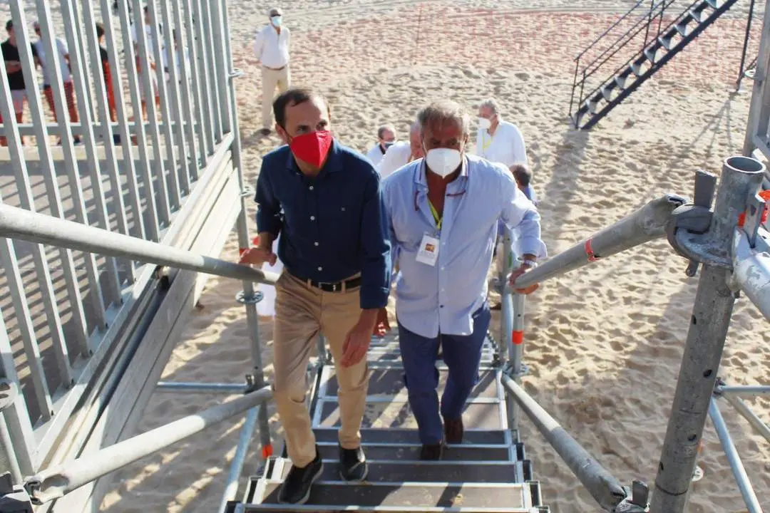 V&iacute;ctor Mora y Rafael Hidalgo subiendo la escalera de la torreta de los jueces de llegada e invitados - Ra&uacute;l J. Bustillos