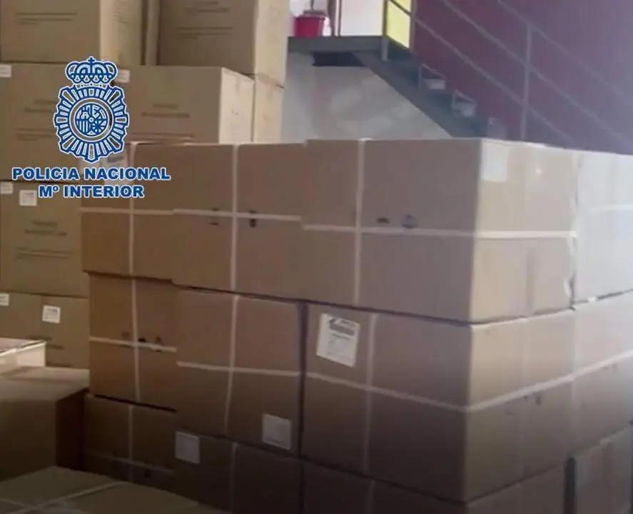 Cajas de test de antigenos que no cumpl&iacute;an la normativa y que se vend&iacute;an en un pol&iacute;gono de M&aacute;laga capital - EP