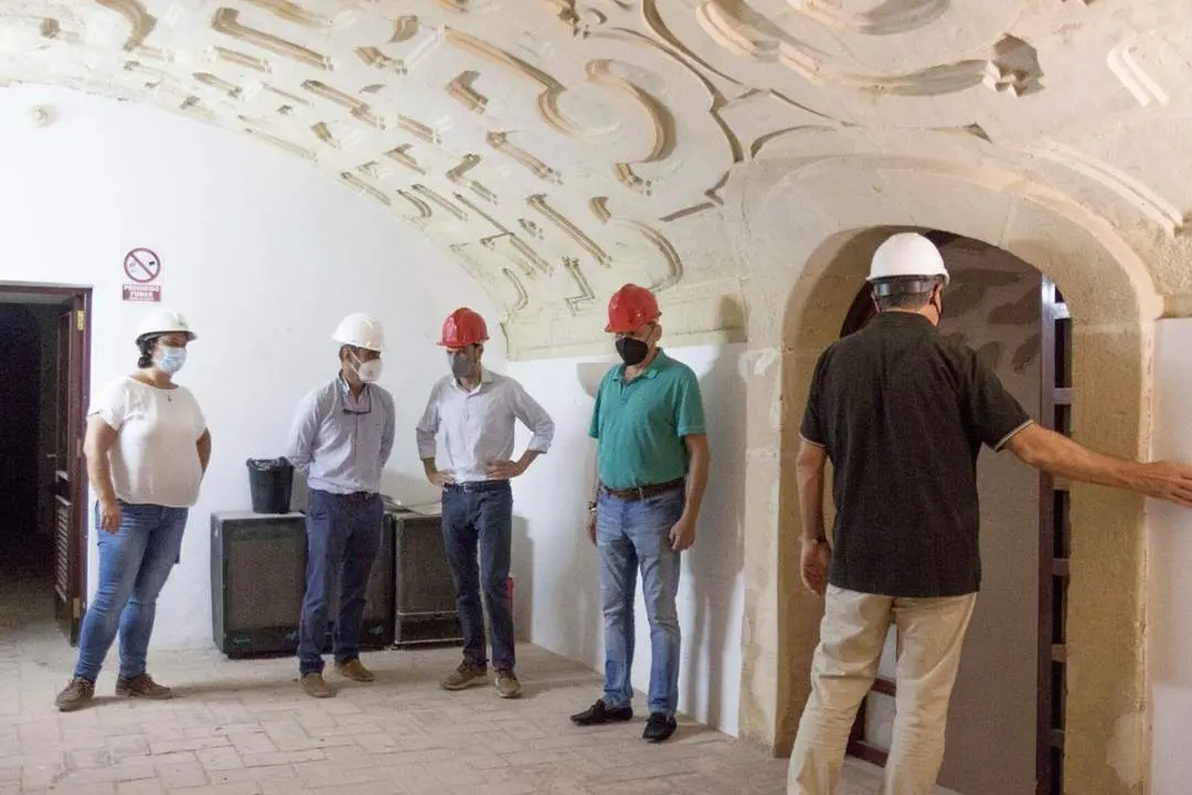 El alcalde, V&iacute;ctor Mora, y el primer teniente de alcalde, Javier Porr&uacute;a, en la visita en el Auditorio de La Merced - A. I.
