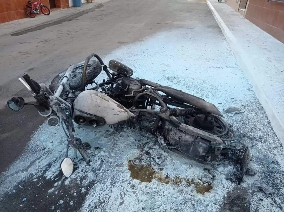 Estado en el que qued&oacute; la moto tras el acto vand&aacute;lico. - PL LA PUEBLA