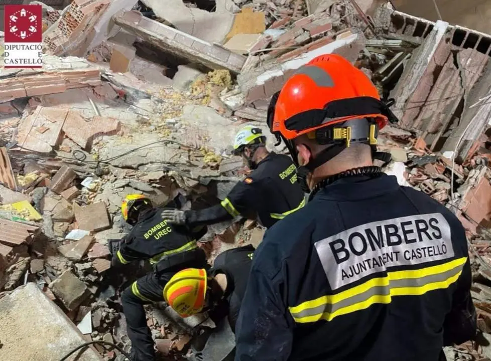 Bomberos en la zona del derrumbe del edificio de Pe&ntilde;&iacute;scola - EP