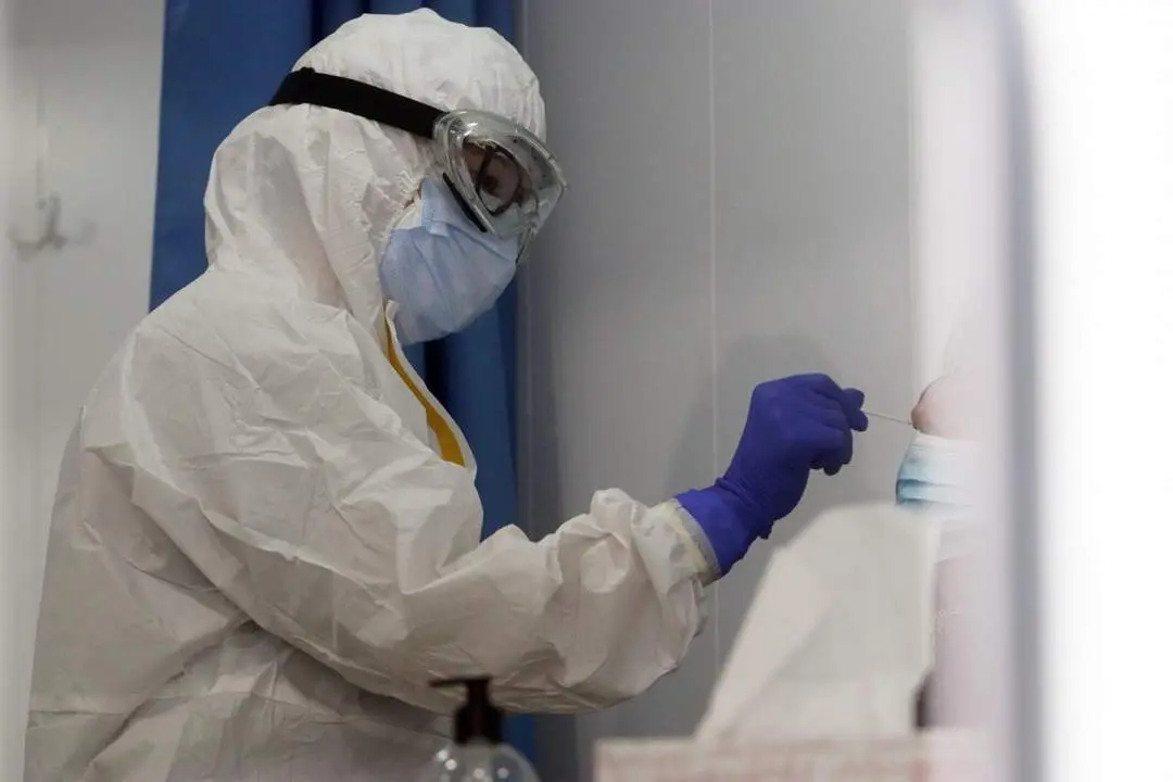 Sanitarios de la Junta de Andaluc&iacute;a, haciendo los test r&aacute;pidos de ant&iacute;genos PCR. - EP