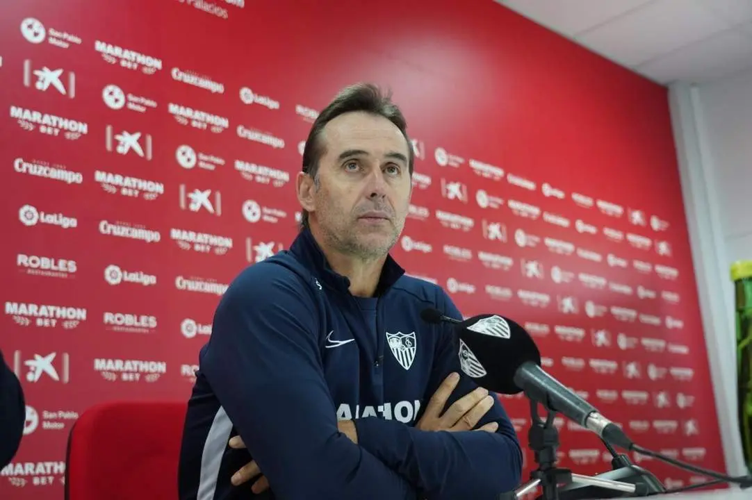El entrenador del Sevilla, Julen Lopetegui, durante una rueda de prensa en el Ram&oacute;n S&aacute;nchez Pizju&aacute;n. - sfc