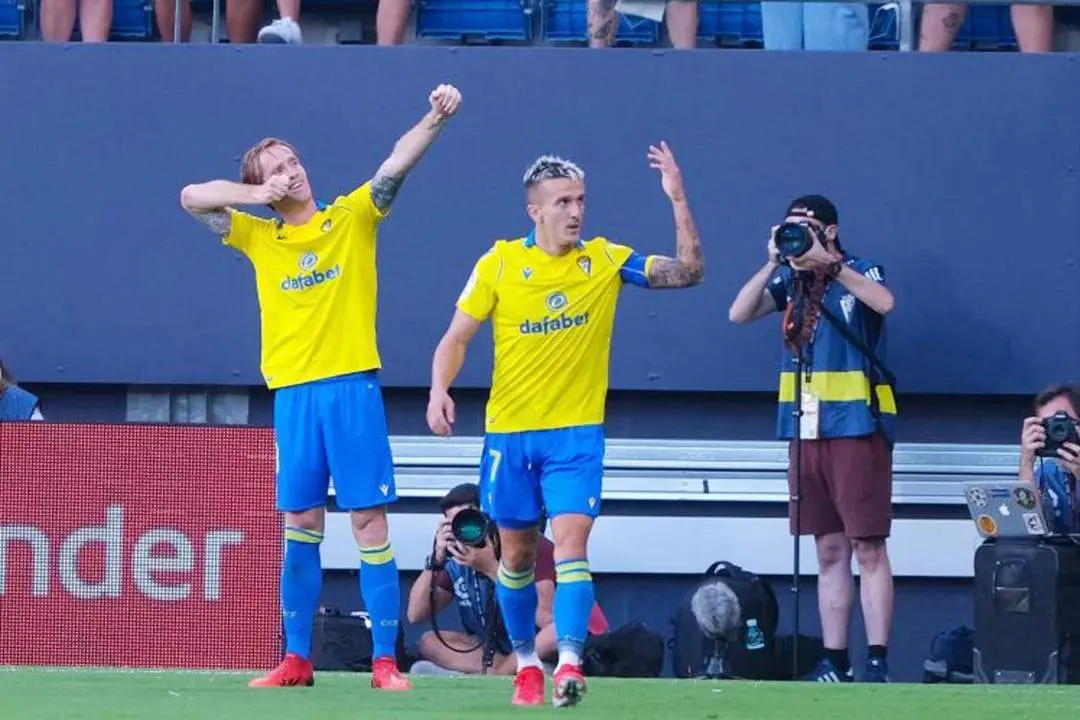 &Aacute;lex Fern&aacute;ndez y Salvi en uno de los goles que logr&oacute; el primer jugador mencionado - Ra&uacute;l J. Bustillos