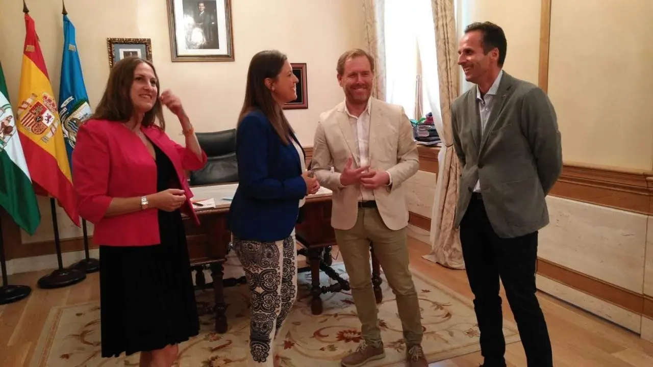 Socialistas y Ciudadanos tras el pacto de Gobierno. - 