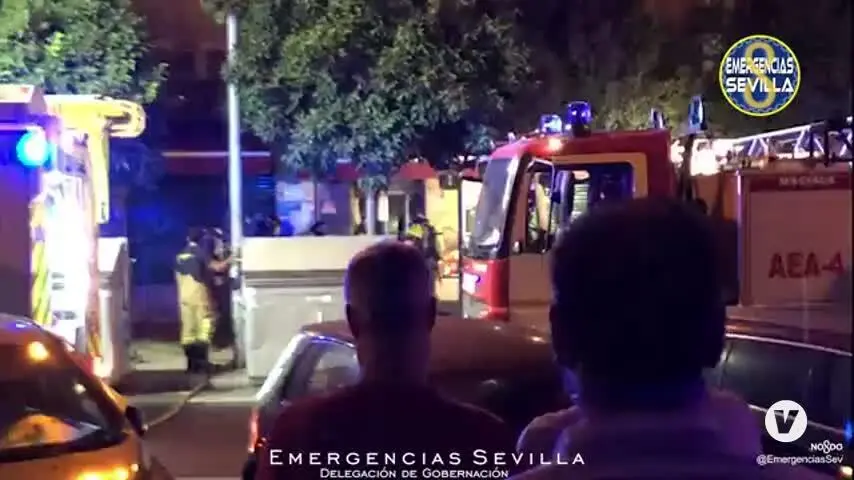 Un perro fallecido y un desalojo en dos incendios en Sevilla capital