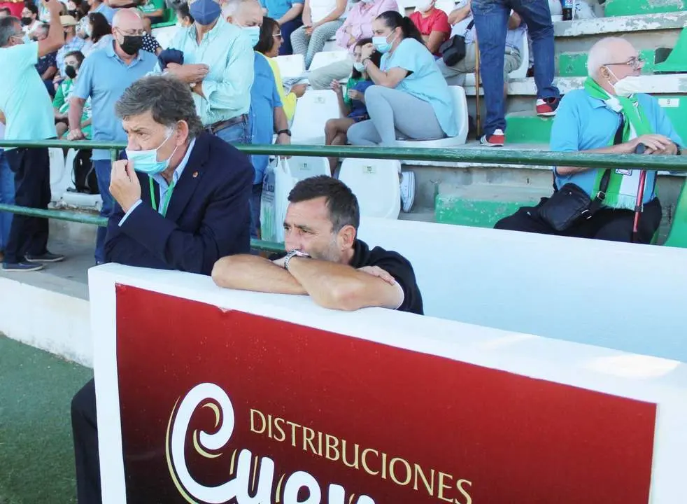 El entrenador del N&agrave;stic de Tarragona, Ra&uacute;l Agn&eacute;, pensativo antes del partido - Ra&uacute;l J. Bustillos