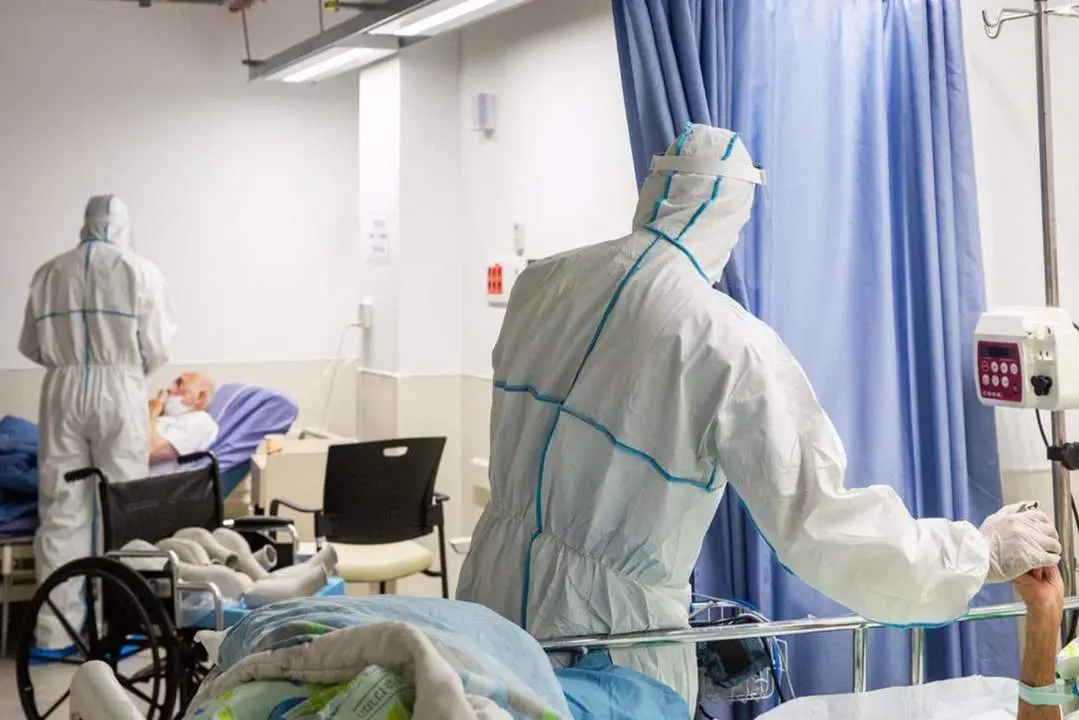 Trabajadores sanitarios con pacientes de COVID-19. - SHALEV SHALOM/TPS