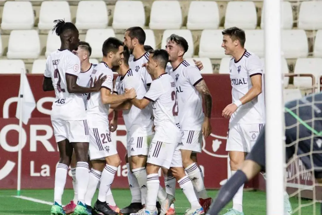 Los jugadores del Albacete celebran el primer triunfo de la temporada - Albacete CB