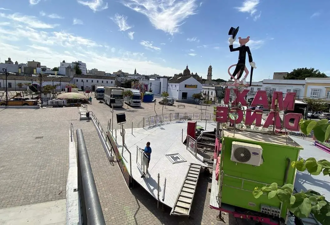Estos d&iacute;as se ultima el montaje de las atracciones en la Plaza Bel&eacute;n.  - Jerez.es
