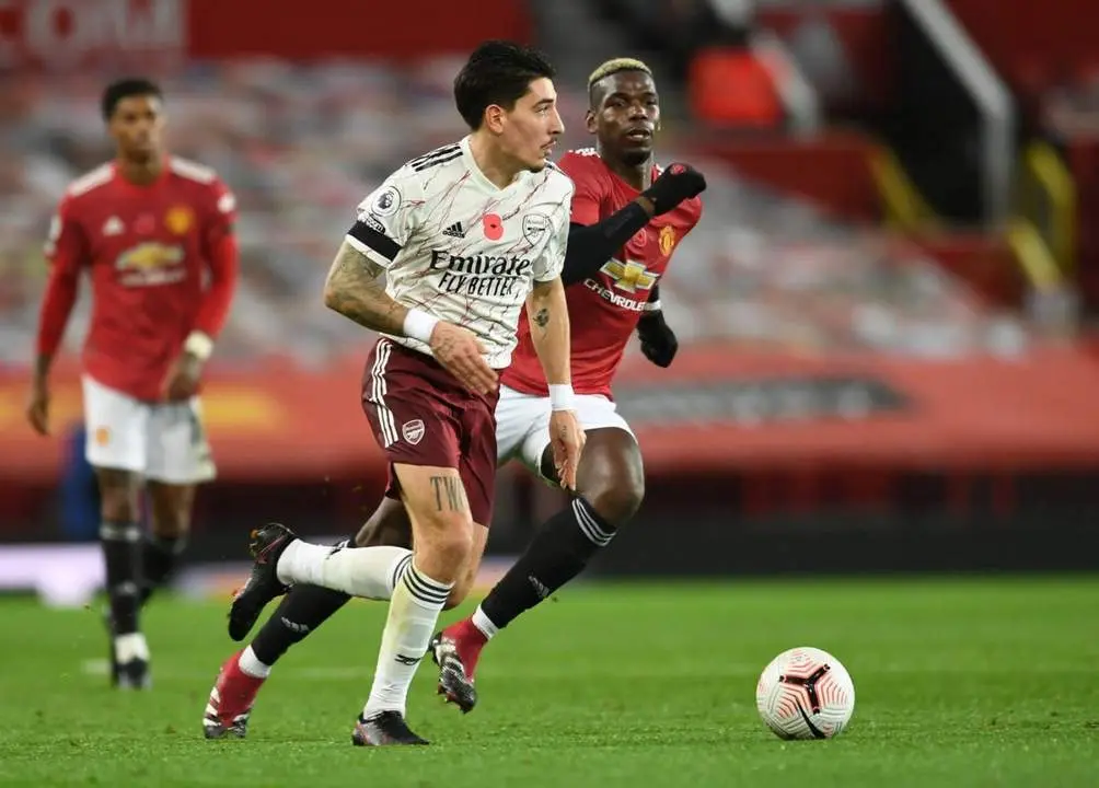 El lateral derecho del Arsenal, H&eacute;ctor Beller&iacute;n, durante un duelo contra el Manchester United de este a&ntilde;o. - ars