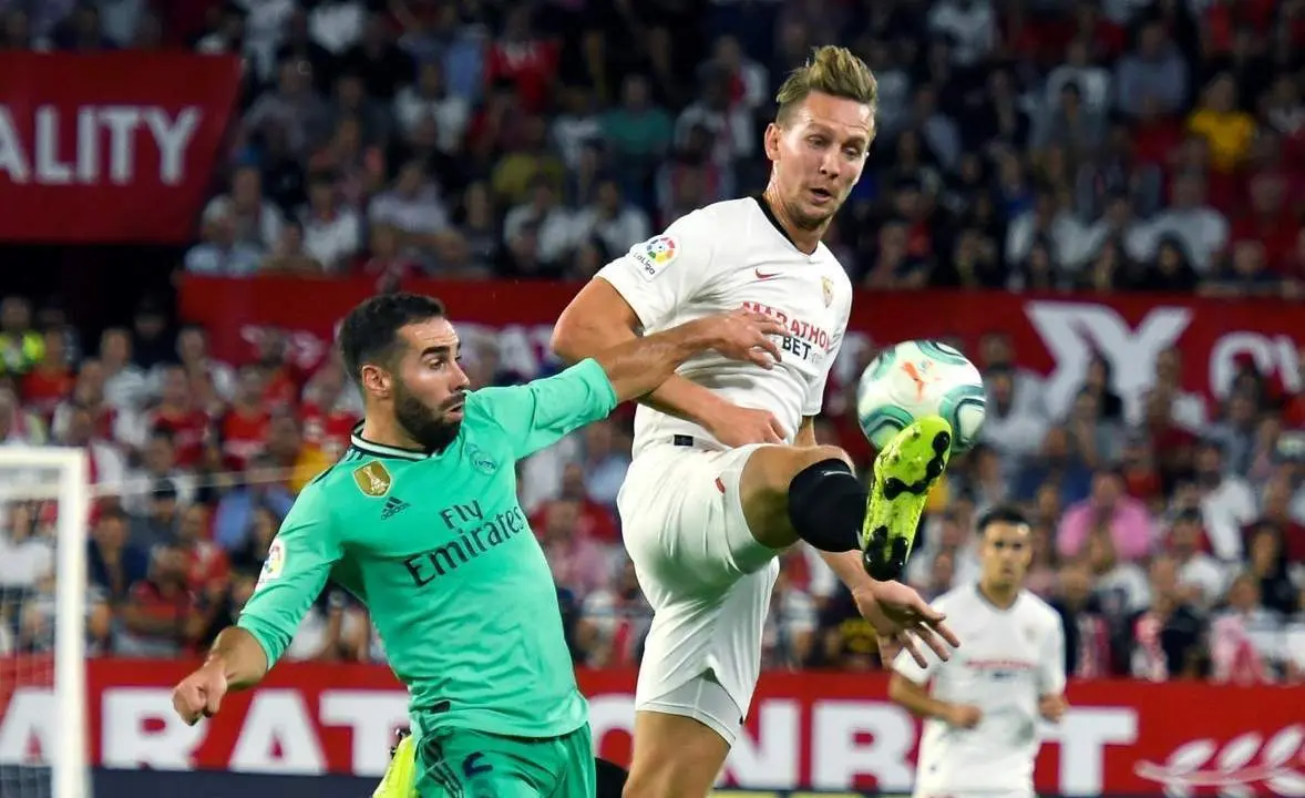 Luuk De Jong pelea con Carvajal el esf&eacute;rico en el duelo entre el Sevilla y el Real Madrid de la temporada pasada. - Ra&uacute;l Caro/EFE