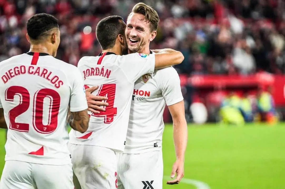 Diego Carlos, Joan Jord&aacute;n y  Luuk De Jong celebran un tanto.  - sfc