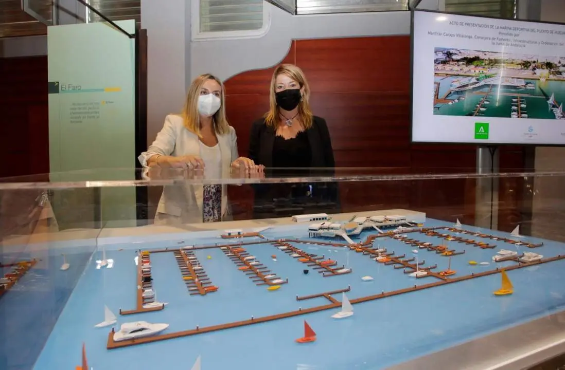 Carazo y Miranda junto a la maqueta del proyecto. - VH