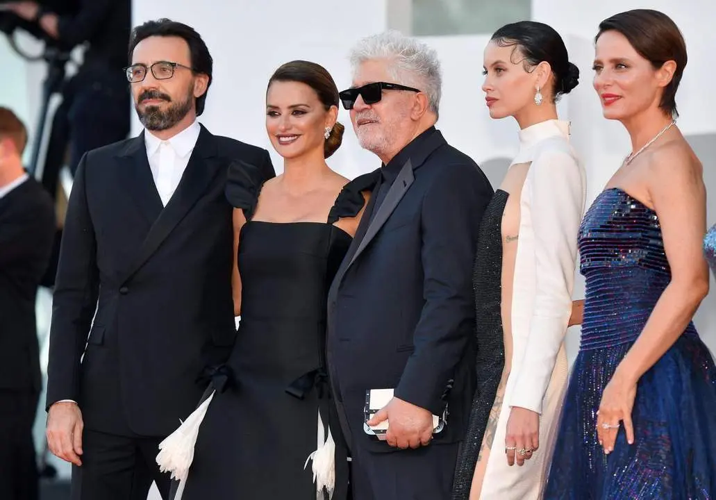 Almod&oacute;var junto al plantel principal del filme en Venecia - EFE/EPA/ETTORE FERRARI