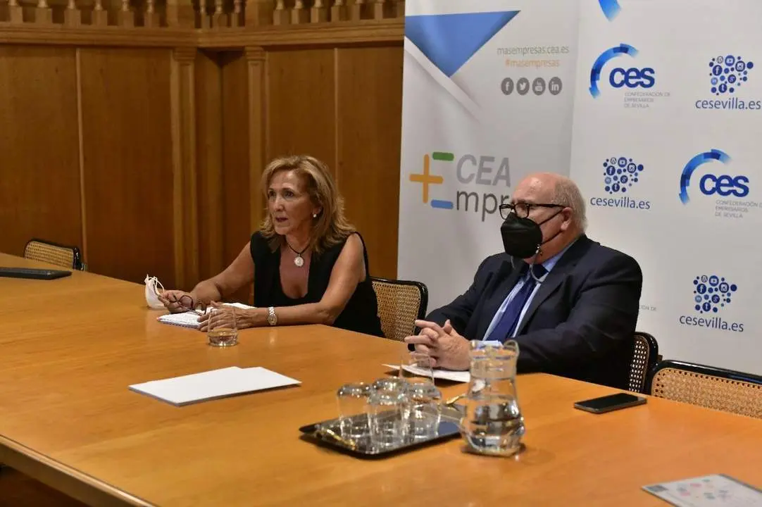La delegada Mar&iacute;a del Mar Rull junto al presidente de Fedeme, Francisco Moreno. - Junta