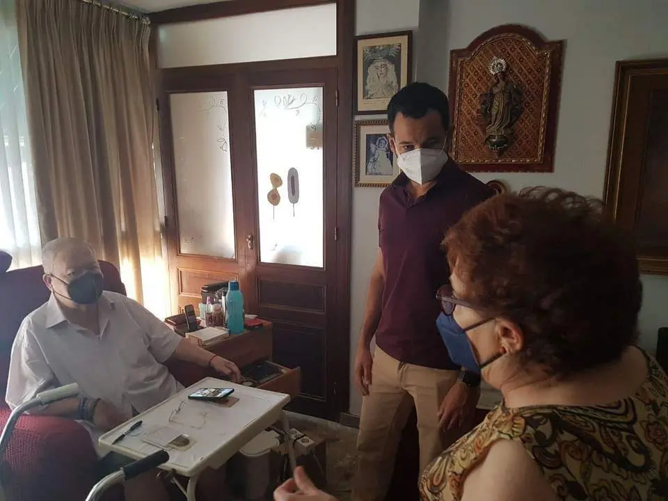 Gonz&aacute;lez Rojas con vecinos que tienen problemas de movilidad y carecen de ascensores en su bloque. - IU
