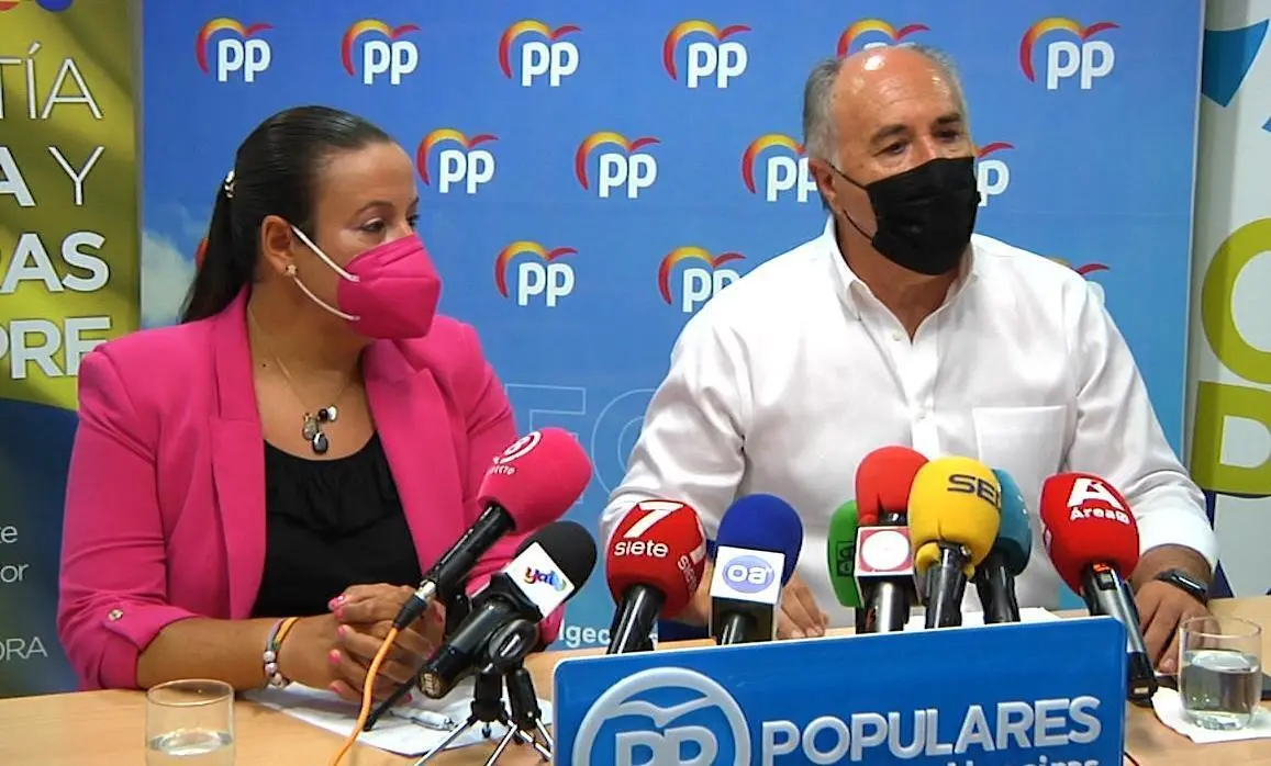 Ruiz, acompa&ntilde;ada por Landaluce. - Fran Bachot