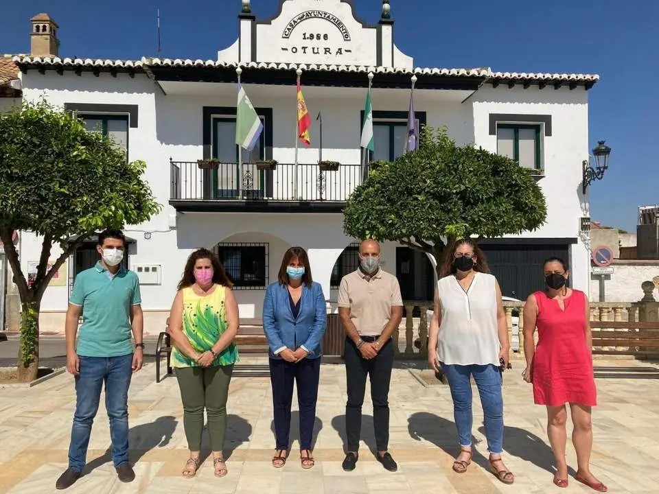 La diputada de Bienestar Social, Olvido de la Rosa, junto al alcalde y concejales de Otura. - DIPUTACION