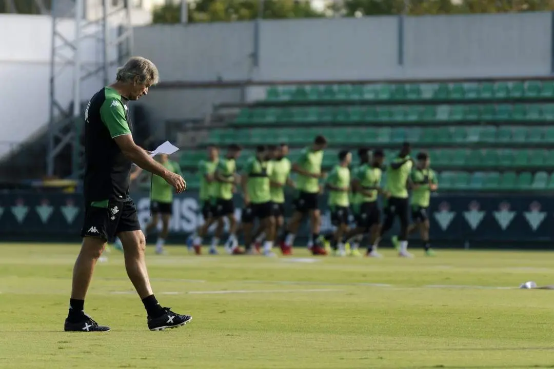 El entrenador del Betis, Manuel Pellegrini, durante un entrenamiento en la ciudad deportiva Luis del Sol. - rbb