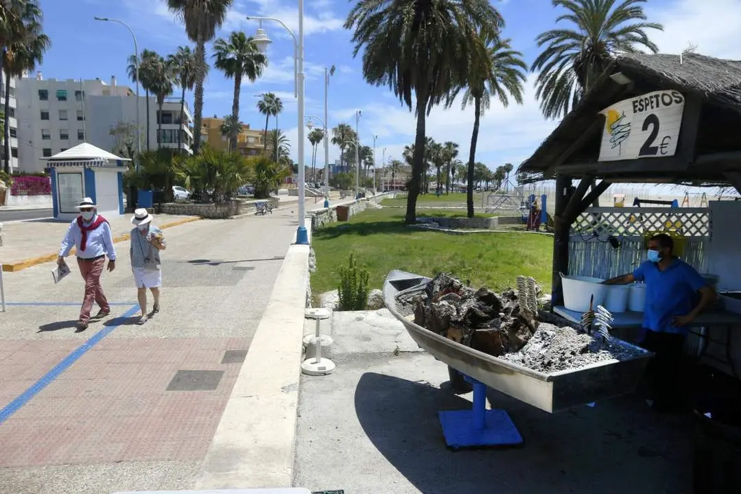 En el paseo mar&iacute;timo con mascarillas. - &Aacute;lex Zea/Europa Press