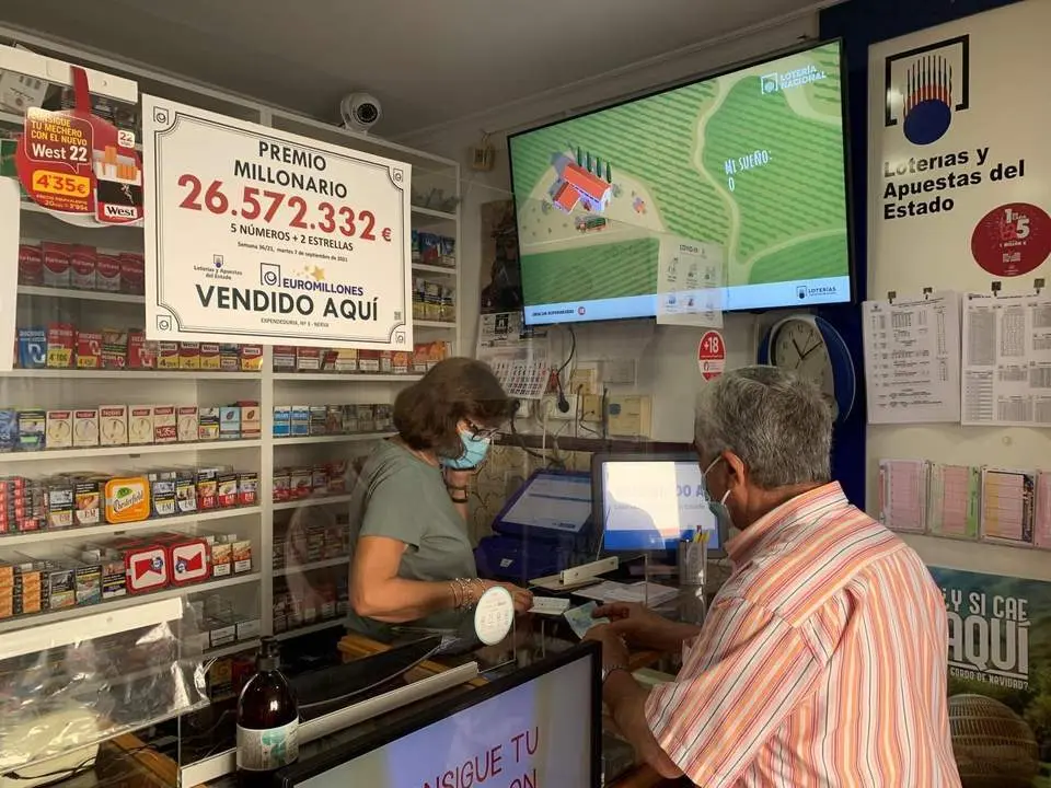 Despacho donde se vendi&oacute; el boleto ganador en Nerva. - F. CABANILLAS / EFE