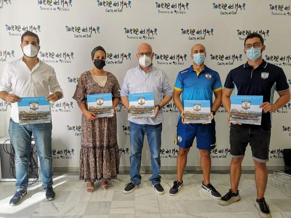 El Club de Remo Faro de Torre del Mar presenta su calendario solidario. - Ayto. V&eacute;lez-M&aacute;laga