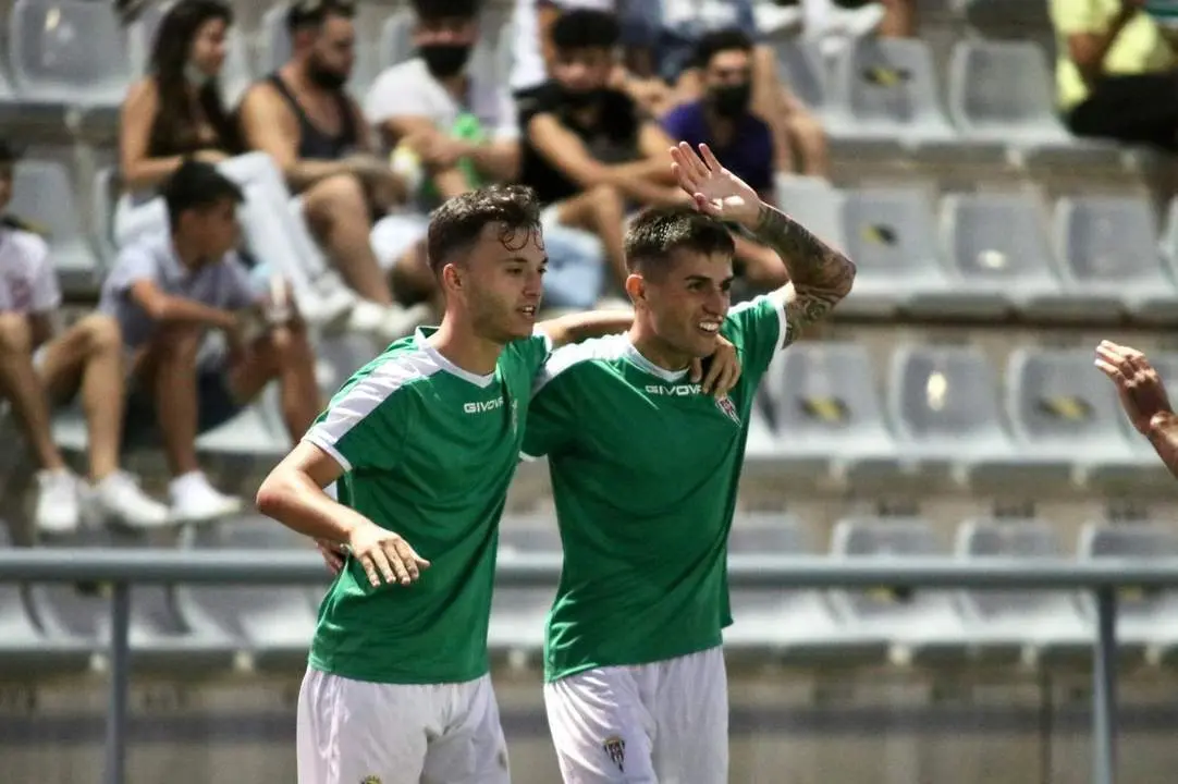 Ale Mar&iacute;n celebra uno de sus dos goles al Salerm Puente Genil este mi&eacute;rcoles - | C&oacute;rdoba CF