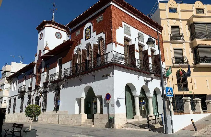 Ayuntamiento de Puente Genil, en la calle Don Gonzalo.   - VC