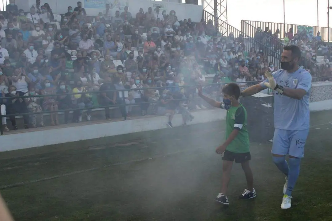 El portero Isma Falc&oacute;n en un abarrotado Estadio El Palmar - Ra&uacute;l J. Bustillos