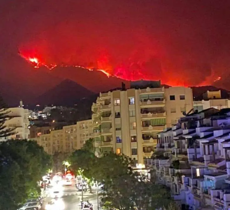 Vista del fuego desde la calle Terraza. - 