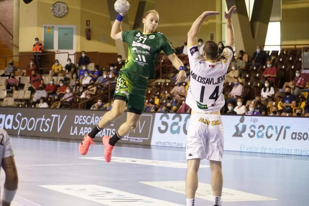 Lanzamiento a gol de SImenas. - I. Antequera
