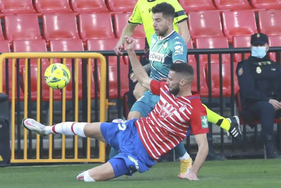 Imagen del partido entre el Granada y el Real Betis que se disput&oacute; la pasada temporada en Los C&aacute;rmenes. - efe
