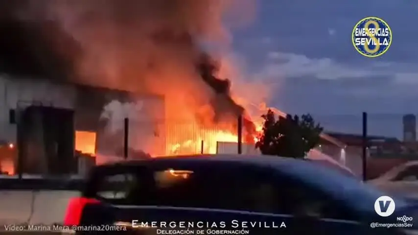 Controlado el incendio en la nave de reciclaje de Alcal&aacute; de Guada&iacute;ra (Sevilla)