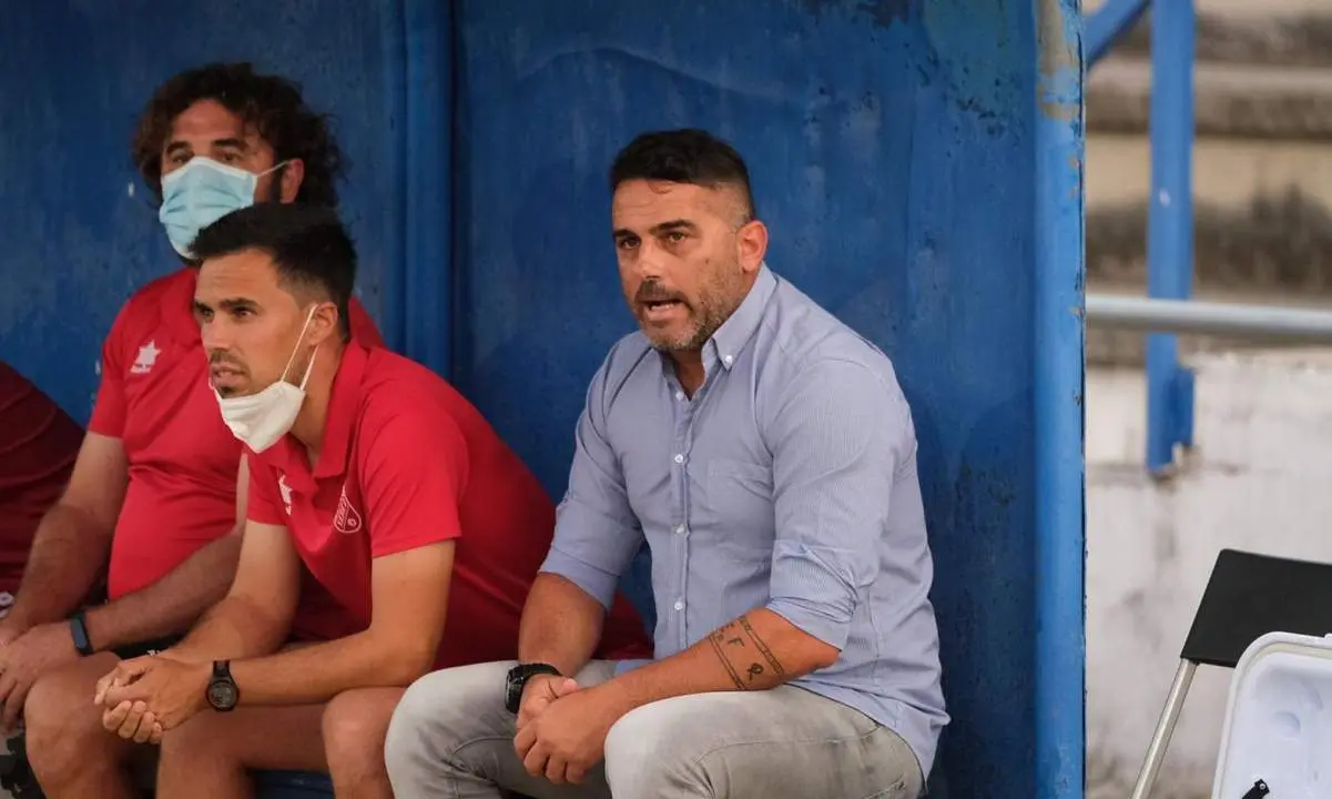 Emilio Fajardo, en el banquillo del Estadio Pedro S. Garrido el pasado domingo. - Cristo Garc&iacute;a