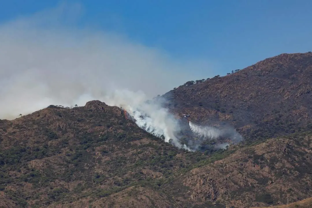 El humo sigue causando problemas. - EFE/Carlos D&iacute;az