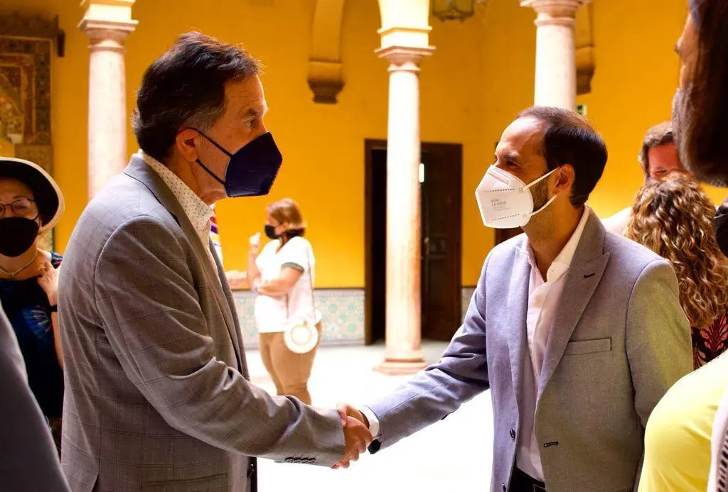 El alcalde, V&iacute;ctor Mora, con el embajador de Chile.  - Informaci&oacute;n 
