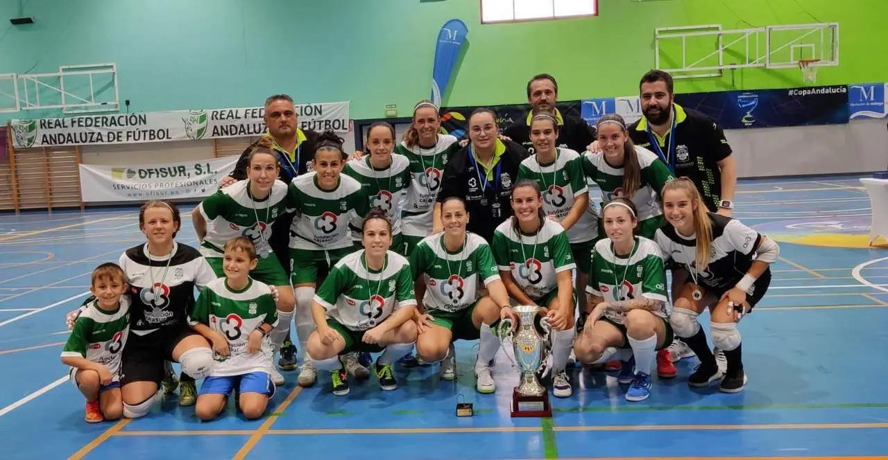 Las jugadoras cajistas posan con la copa de subcampeonas de Andaluc&iacute;a - | Deportivo C&oacute;rdoba FS