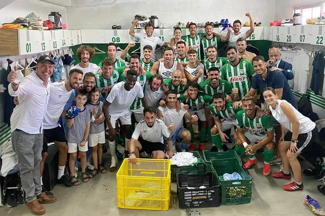 El Atl&eacute;tico Sanluque&ntilde;o celebra el triunfo obtenido ante el Sevilla Atl&eacute;tico - ASCF