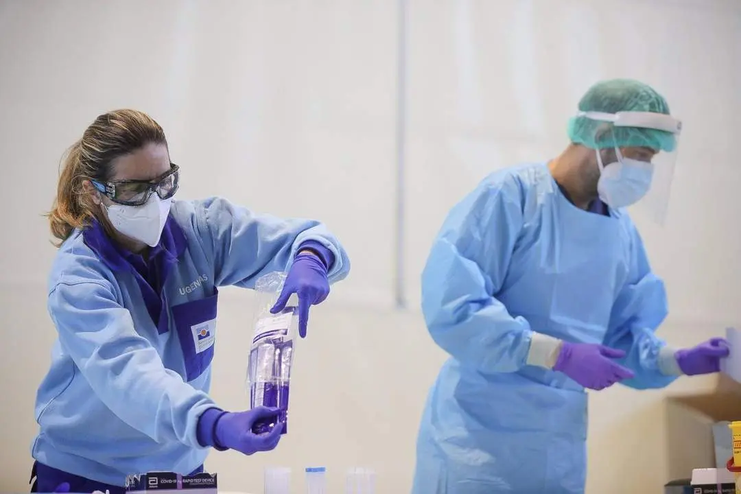 Profesionales sanitarios realizan test de detecci&oacute;n de Covid. - EP